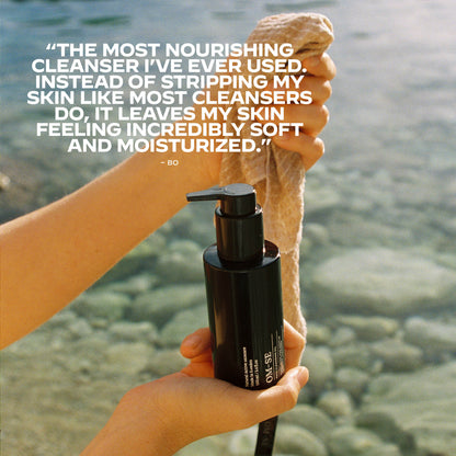 Person holding an OM-SE Face Cleansing Oil and OM-SE Linen Face Cloth with text about its nourishing effects on skin.