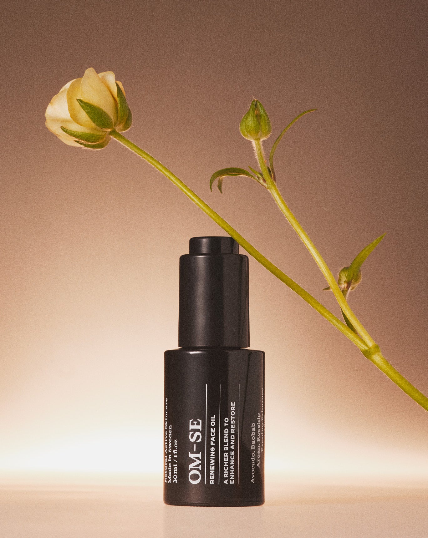 OM-SE Renewing bottle with a flower on a gradient background